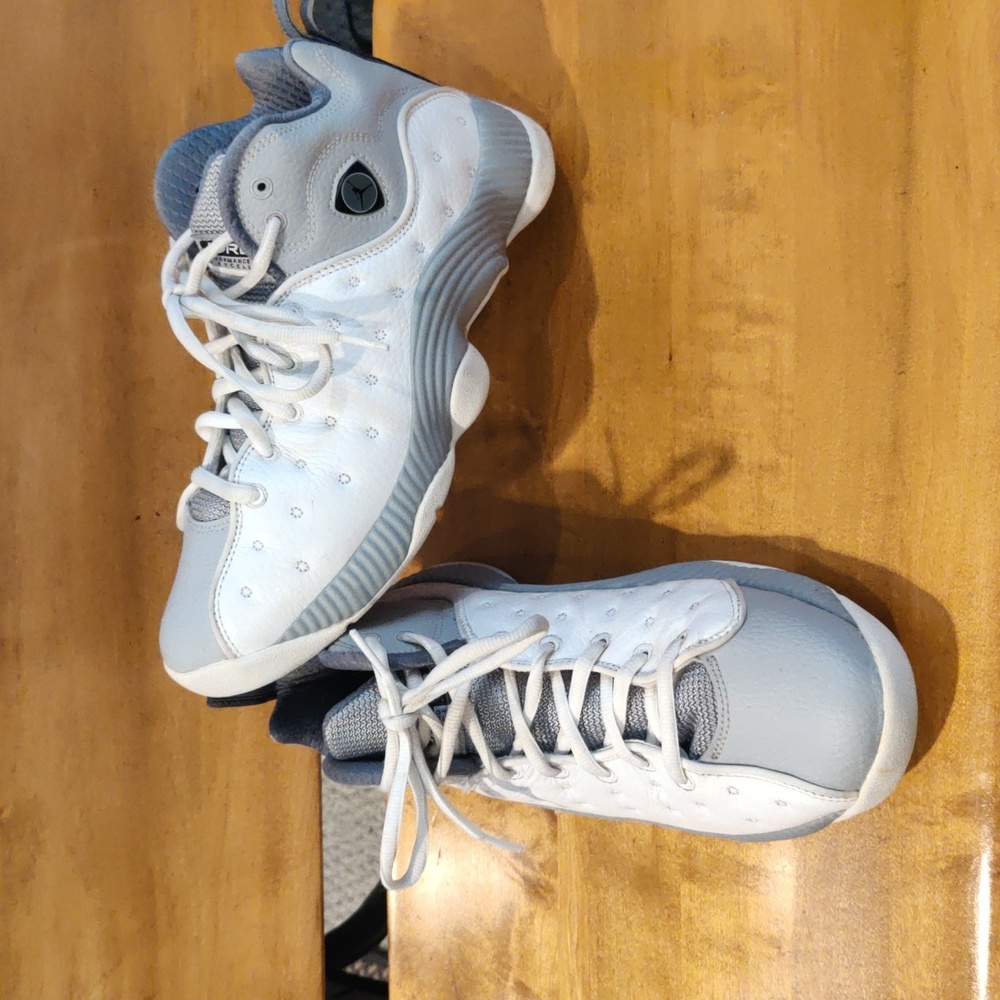 Nike Air Jordan Jumpman team II size 7.5 819175-03 gray and white